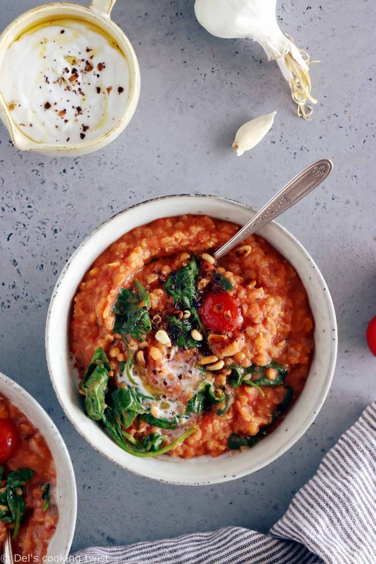 Les lentilles corail aux tomates et épinards constituent un plat simple aux saveurs réconfortantes. Parfait pour se réchauffer, ce plat est également parfaitement sain, naturellement vegan et sans gluten.