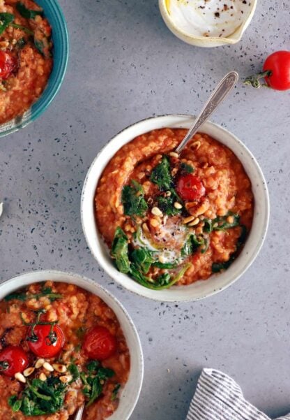 Les lentilles corail aux tomates et épinards constituent un plat simple aux saveurs réconfortantes. Parfait pour se réchauffer, ce plat est également parfaitement sain, naturellement vegan et sans gluten.