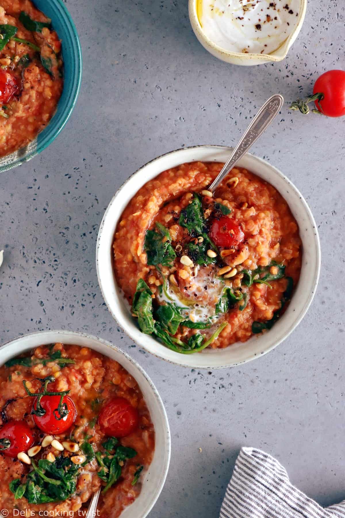 Les lentilles corail aux tomates et épinards constituent un plat simple aux saveurs réconfortantes. Parfait pour se réchauffer, ce plat est également parfaitement sain, naturellement vegan et sans gluten.