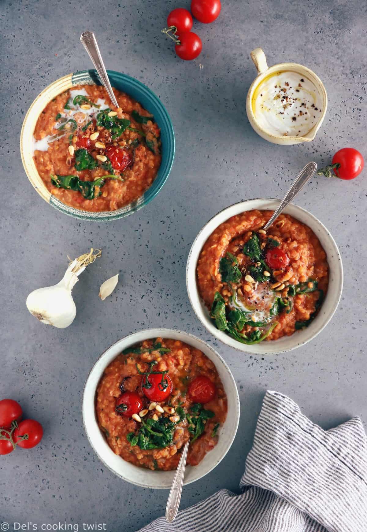 Les lentilles corail aux tomates et épinards constituent un plat simple aux saveurs réconfortantes. Parfait pour se réchauffer, ce plat est également parfaitement sain, naturellement vegan et sans gluten.