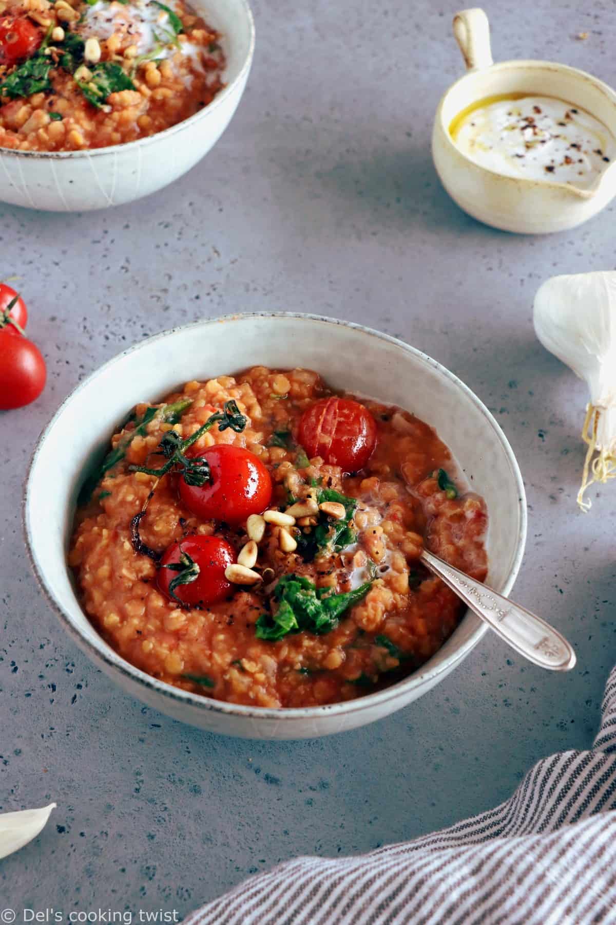 Les lentilles corail aux tomates et épinards constituent un plat simple aux saveurs réconfortantes. Parfait pour se réchauffer, ce plat est également parfaitement sain, naturellement vegan et sans gluten.