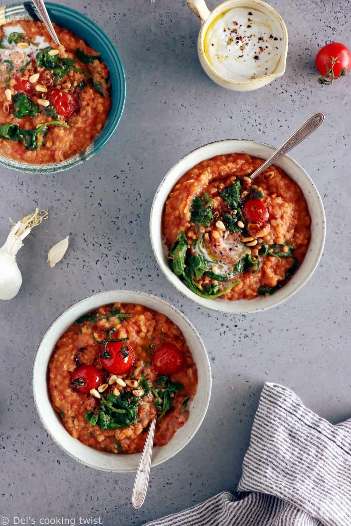 Les lentilles corail aux tomates et épinards constituent un plat simple aux saveurs réconfortantes. Parfait pour se réchauffer, ce plat est également parfaitement sain, naturellement vegan et sans gluten.