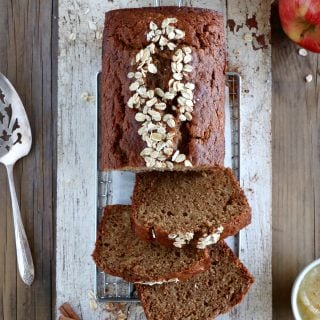 Ce cake aux pommes à la farine complète est une recette relativement saine, réalisée avec des pommes râpées et de la compote de pommes non sucrée. Un succès garanti pour toute la famille.