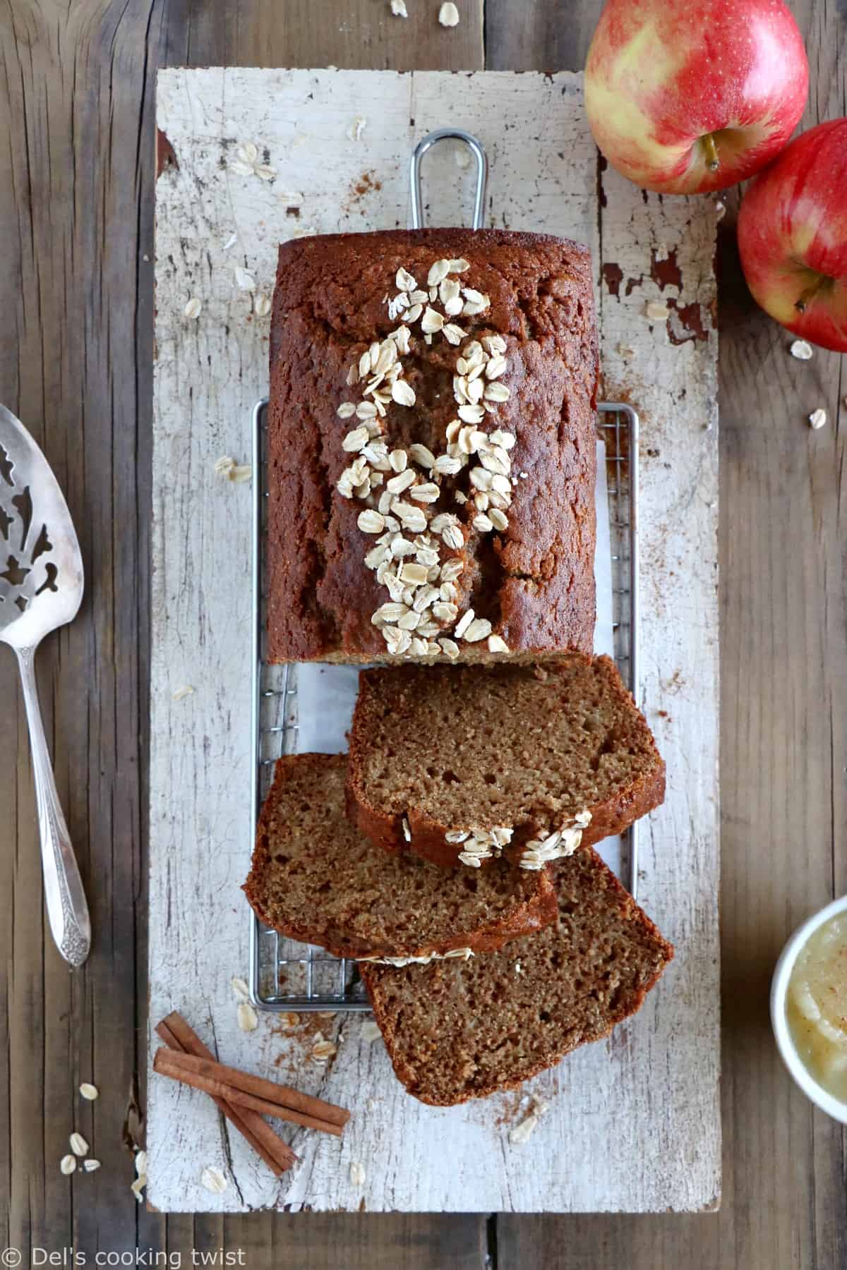 Ce cake aux pommes à la farine complète est une recette relativement saine, réalisée avec des pommes râpées et de la compote de pommes non sucrée. Un succès garanti pour toute la famille.