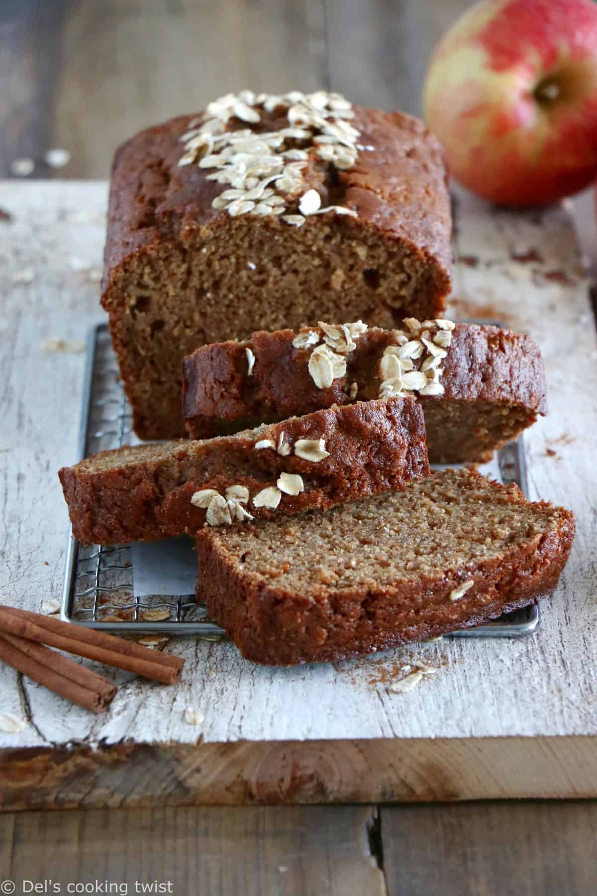 Ce cake aux pommes à la farine complète est une recette relativement saine, réalisée avec des pommes râpées et de la compote de pommes non sucrée. Un succès garanti pour toute la famille.