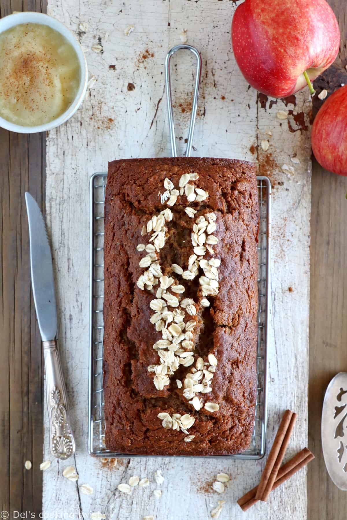 Ce cake aux pommes à la farine complète est une recette relativement saine, réalisée avec des pommes râpées et de la compote de pommes non sucrée. Un succès garanti pour toute la famille.