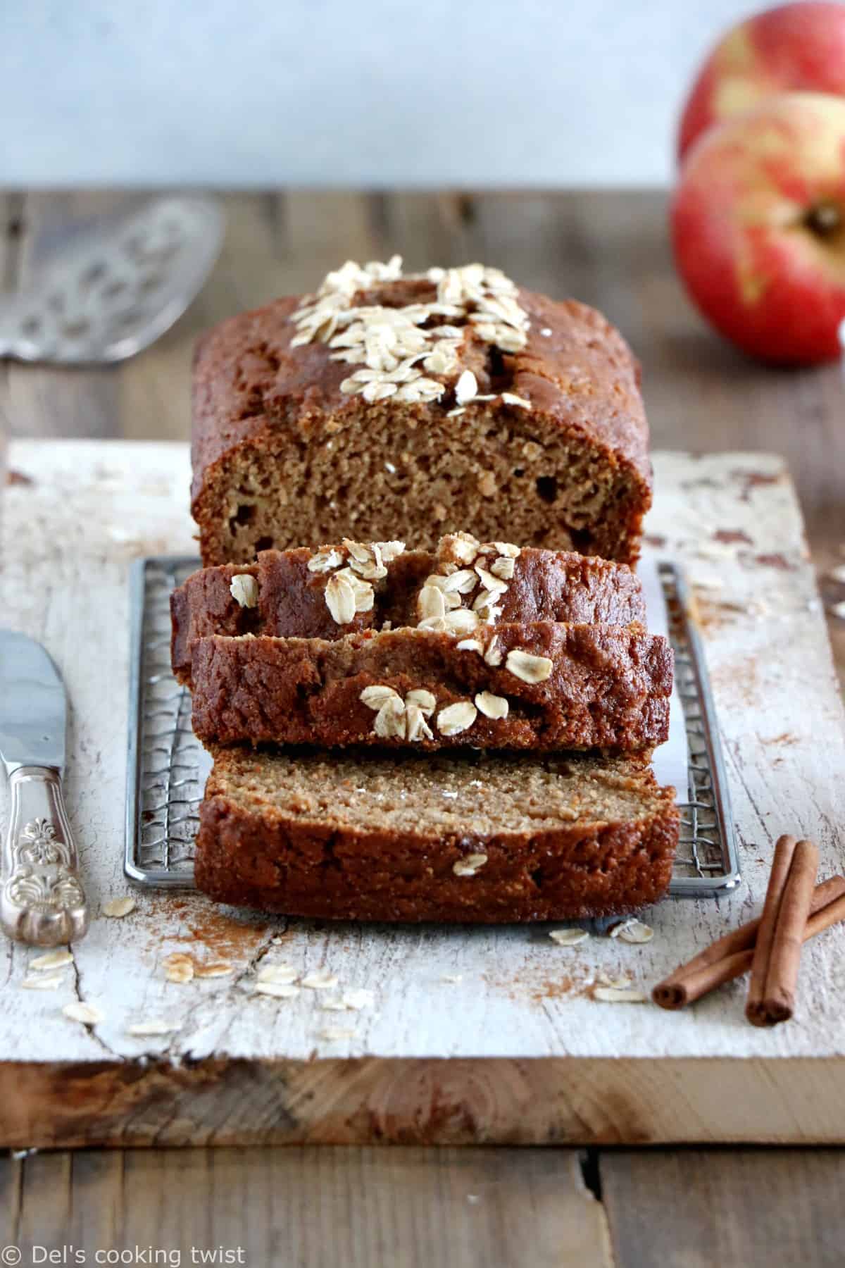 Ce cake aux pommes à la farine complète est une recette relativement saine, réalisée avec des pommes râpées et de la compote de pommes non sucrée. Un succès garanti pour toute la famille.