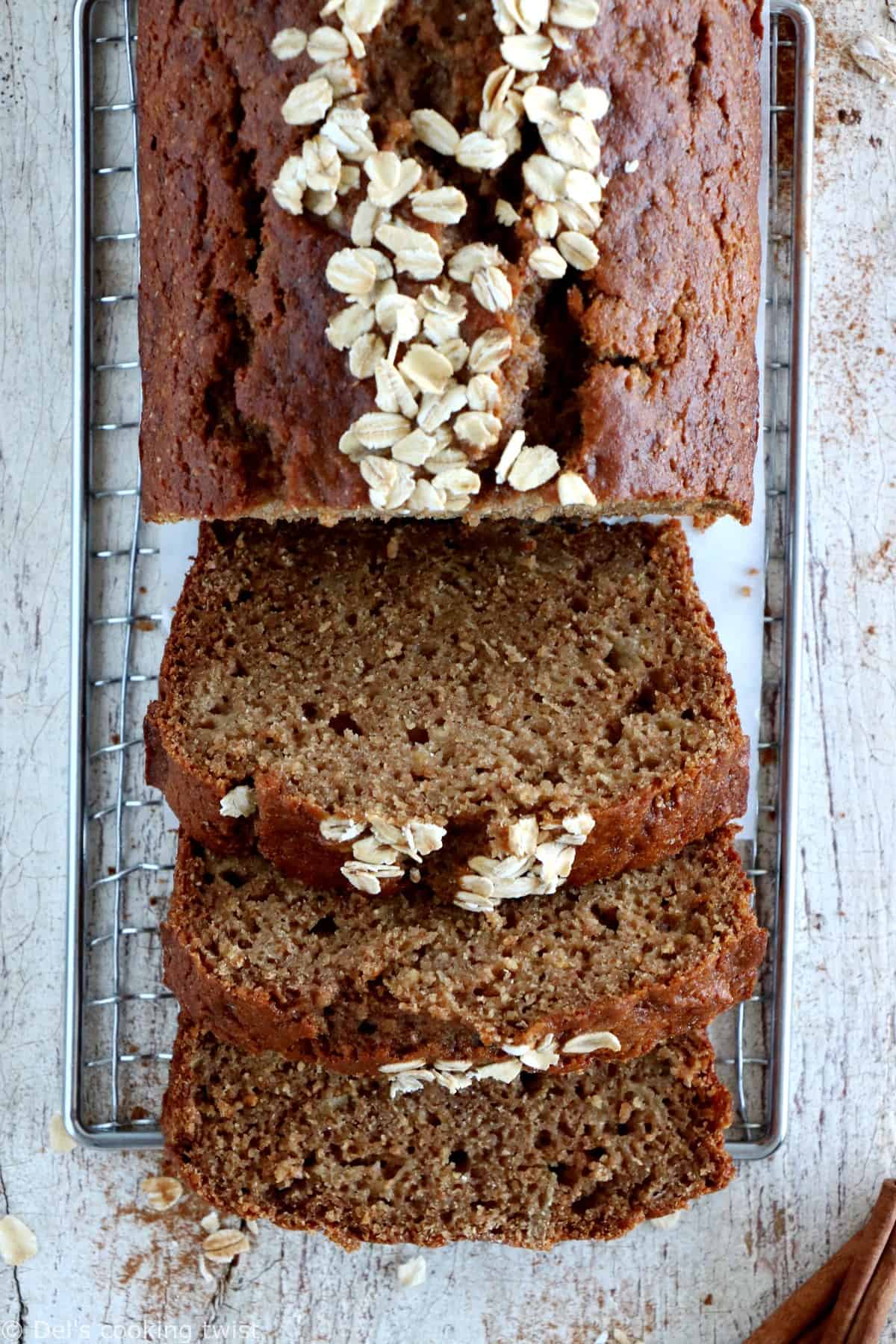 Ce cake aux pommes à la farine complète est une recette relativement saine, réalisée avec des pommes râpées et de la compote de pommes non sucrée. Un succès garanti pour toute la famille.