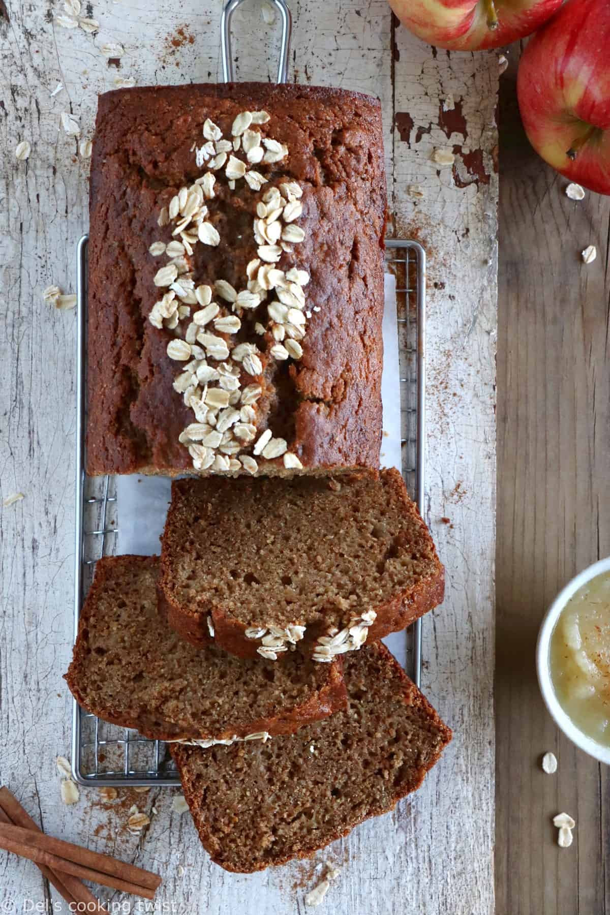 Ce cake aux pommes à la farine complète est une recette relativement saine, réalisée avec des pommes râpées et de la compote de pommes non sucrée. Un succès garanti pour toute la famille.