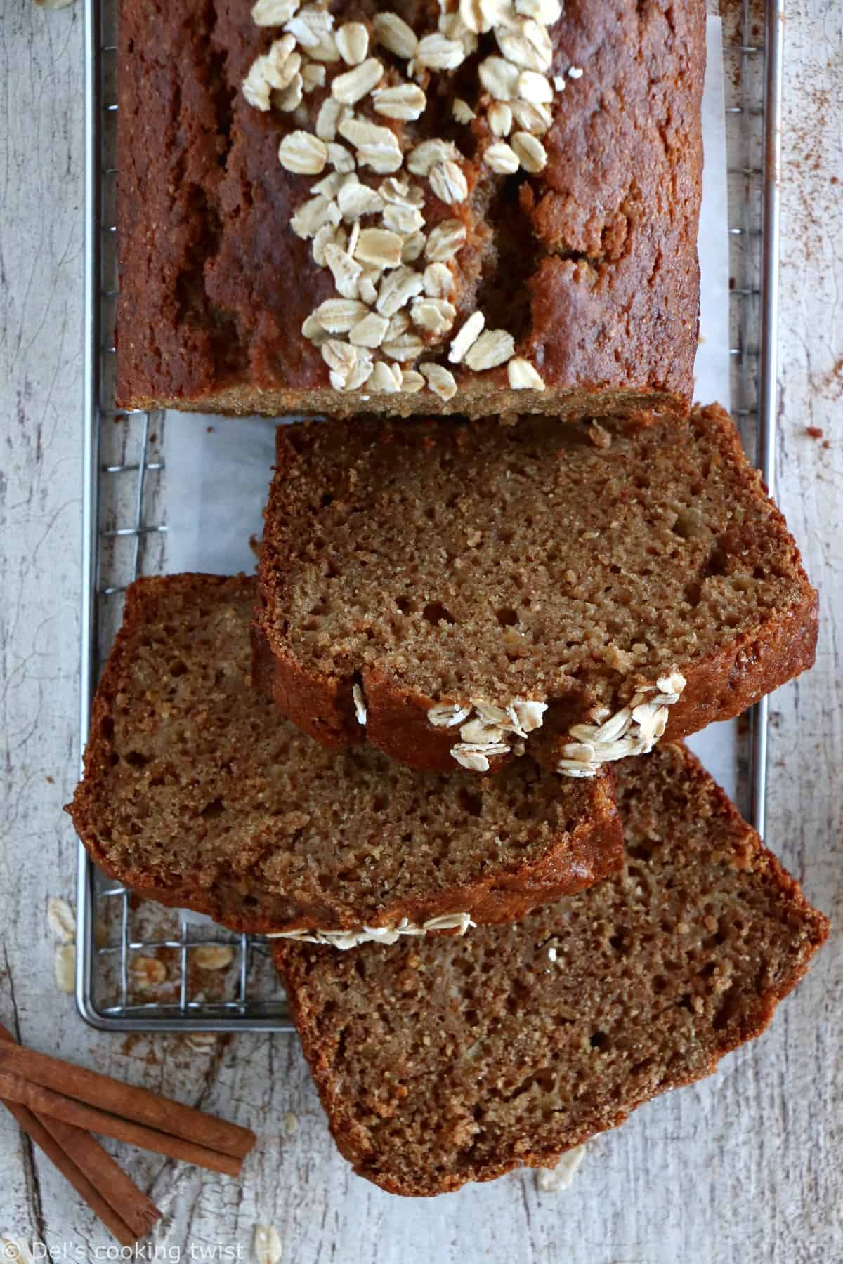 Ce cake aux pommes à la farine complète est une recette relativement saine, réalisée avec des pommes râpées et de la compote de pommes non sucrée. Un succès garanti pour toute la famille.