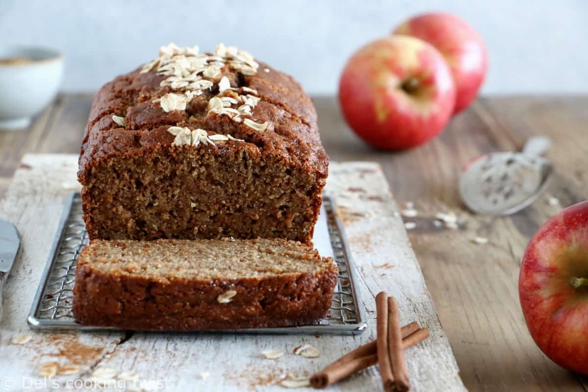 Ce cake aux pommes à la farine complète est une recette relativement saine, réalisée avec des pommes râpées et de la compote de pommes non sucrée. Un succès garanti pour toute la famille.