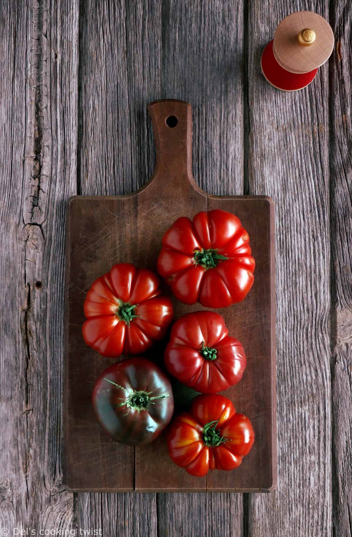 Tarte rustique aux tomates, chèvre et oignons caramélisées. Mêlant simplicité et élégance, cette tarte rustique aux tomates, chèvre et oignons caramélisés fera sensation pour un diner léger entre amis.