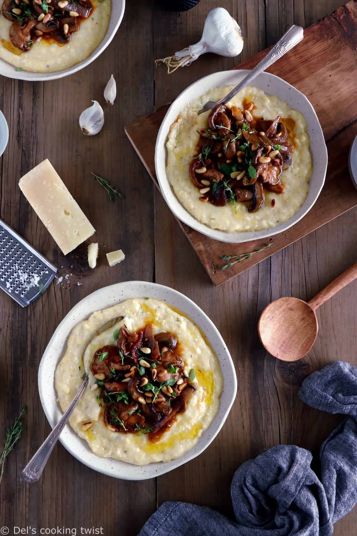 La polenta aux champignons, thym et parmesan est un plat élégant et crémeux aux saveurs automnales. Parfait pour se réchauffer aux premiers jours de fraîcheur, il s'accompagne volontiers d'un verre de vin.