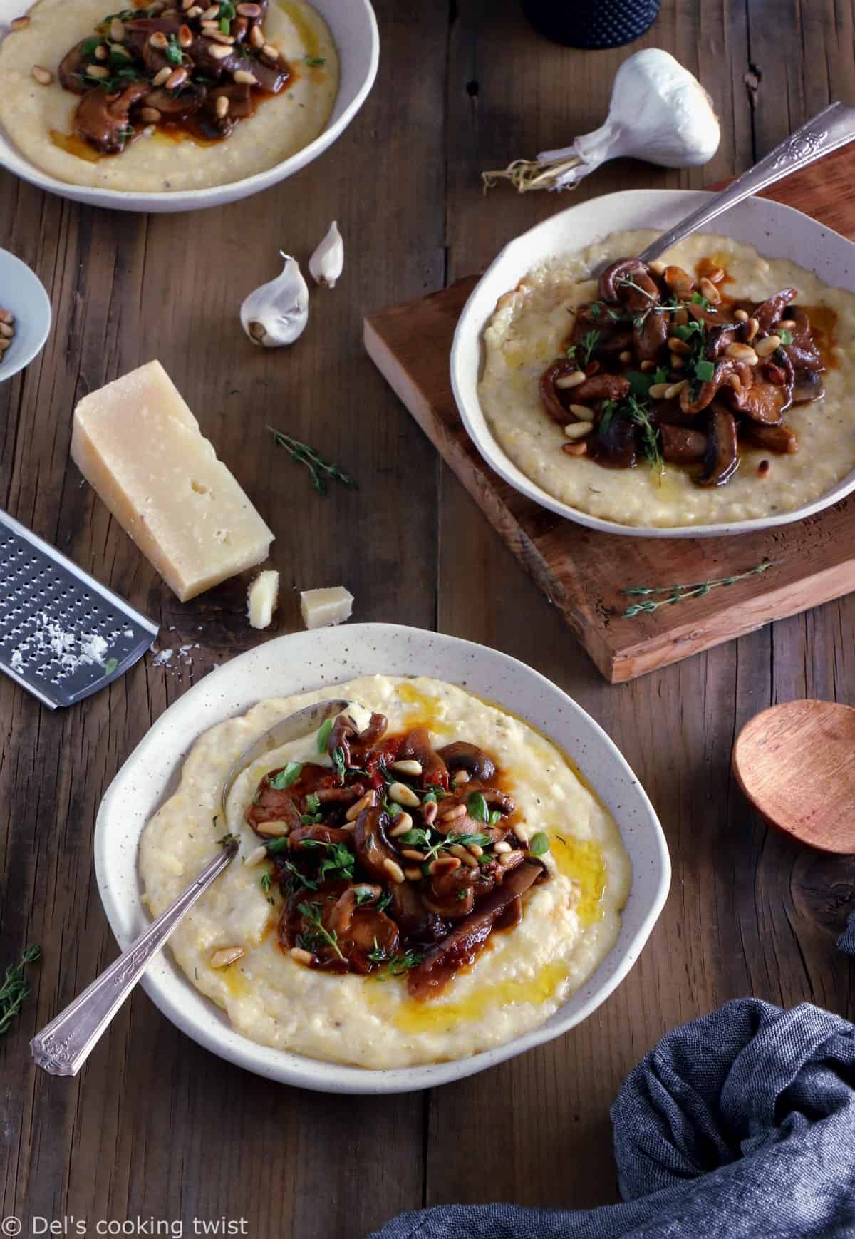 La polenta aux champignons, thym et parmesan est un plat élégant et crémeux aux saveurs automnales. Parfait pour se réchauffer aux premiers jours de fraîcheur, il s'accompagne volontiers d'un verre de vin.