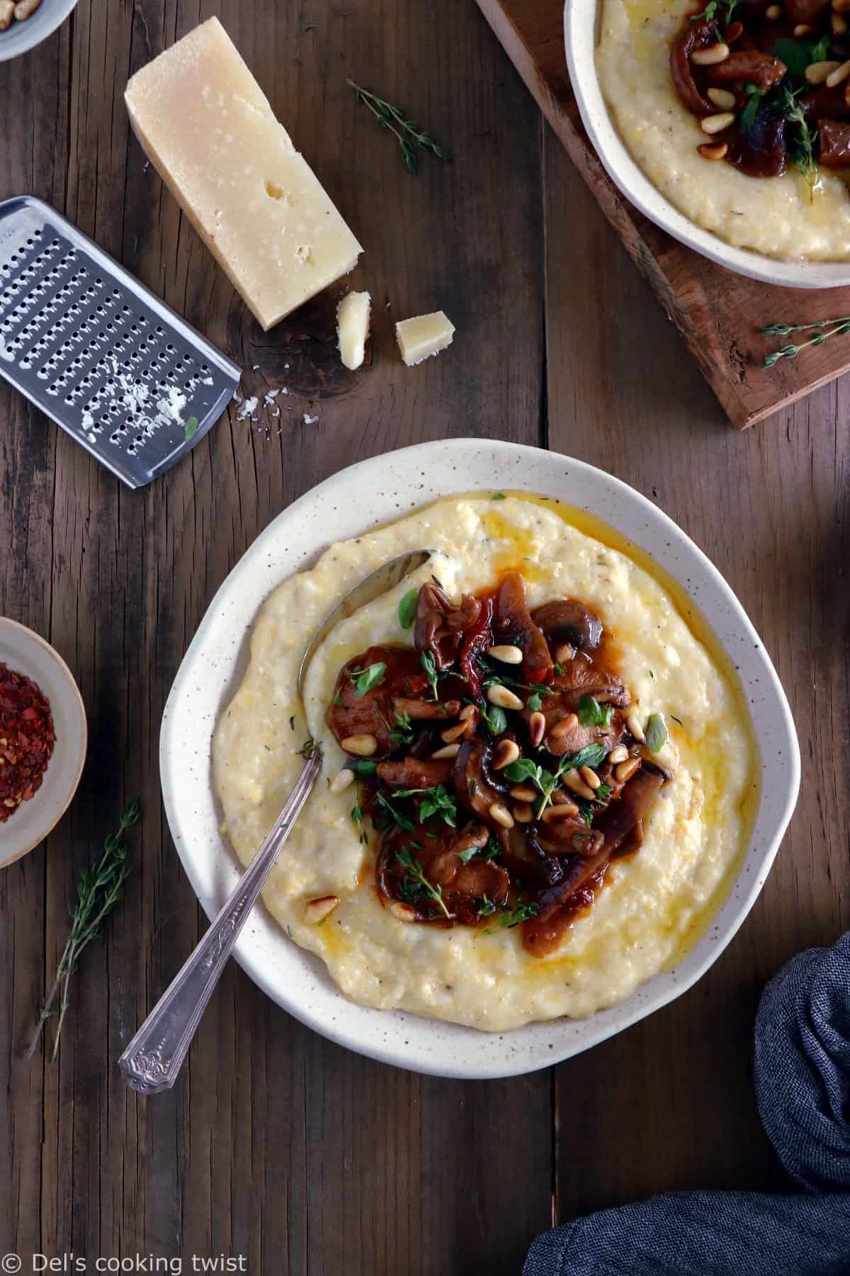 La polenta aux champignons, thym et parmesan est un plat élégant et crémeux aux saveurs automnales. Parfait pour se réchauffer aux premiers jours de fraîcheur, il s'accompagne volontiers d'un verre de vin.