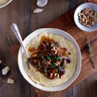 La polenta aux champignons, thym et parmesan est un plat élégant et crémeux aux saveurs automnales. Parfait pour se réchauffer aux premiers jours de fraîcheur, il s'accompagne volontiers d'un verre de vin.