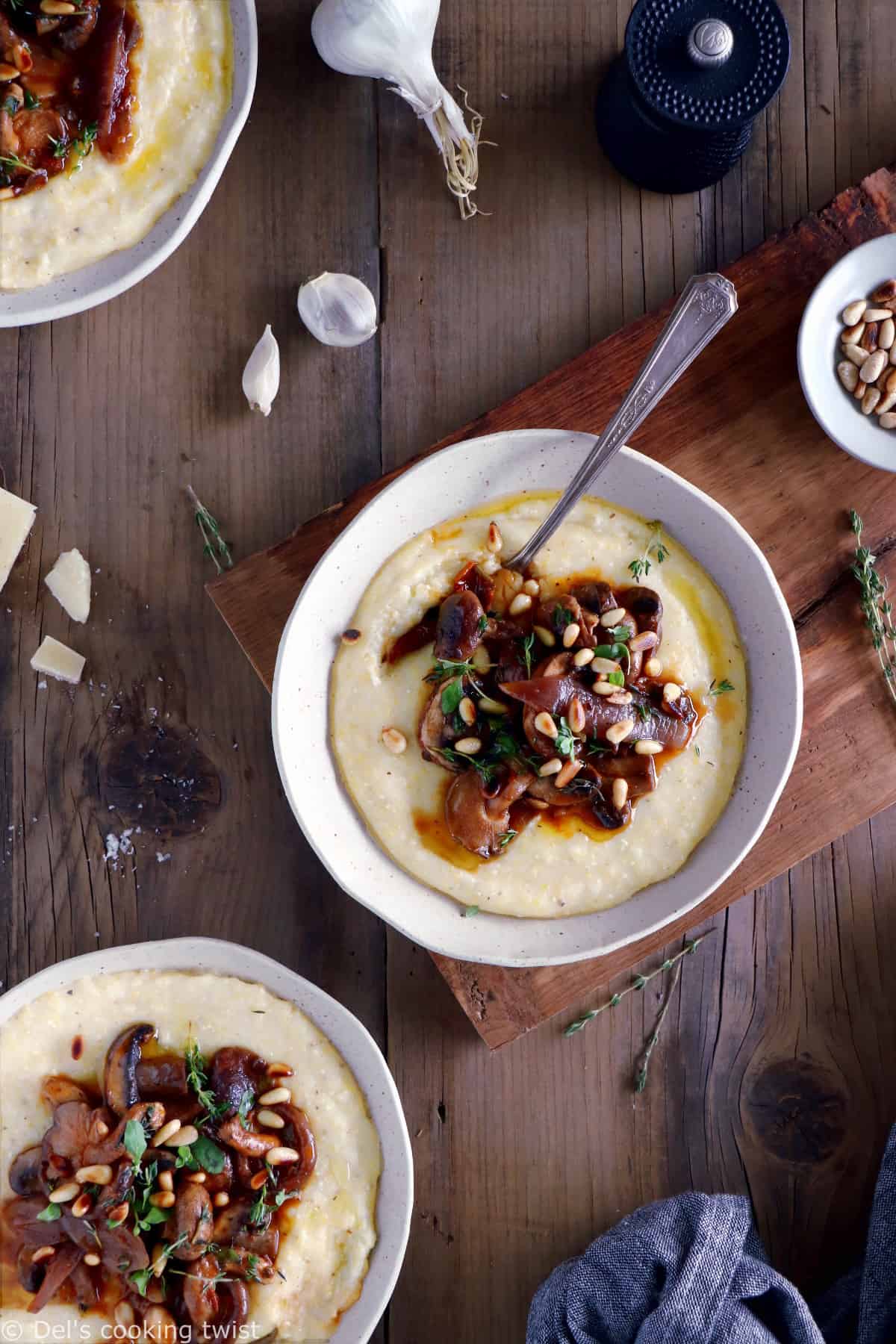 La polenta aux champignons, thym et parmesan est un plat élégant et crémeux aux saveurs automnales. Parfait pour se réchauffer aux premiers jours de fraîcheur, il s'accompagne volontiers d'un verre de vin.