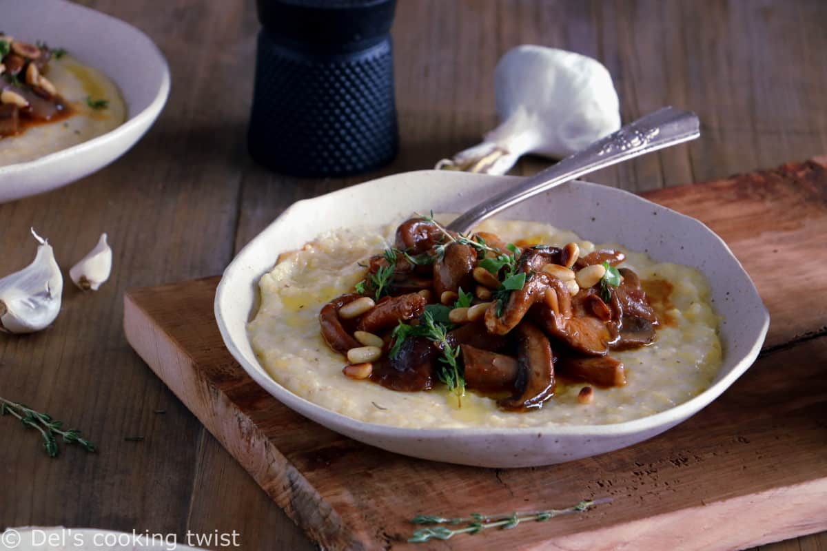 La polenta aux champignons, thym et parmesan est un plat élégant et crémeux aux saveurs automnales. Parfait pour se réchauffer aux premiers jours de fraîcheur, il s'accompagne volontiers d'un verre de vin.