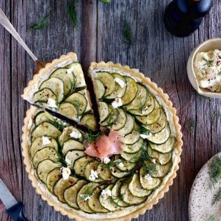 Une délicieuse tarte à la ricotta au saumon et aux courgettes aux saveurs fraîches et estivales. À savourer tiède ou froide, en entrée ou en plat principal.