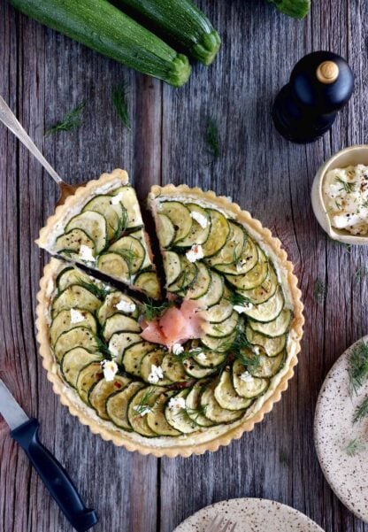 Une délicieuse tarte à la ricotta au saumon et aux courgettes aux saveurs fraîches et estivales. À savourer tiède ou froide, en entrée ou en plat principal.