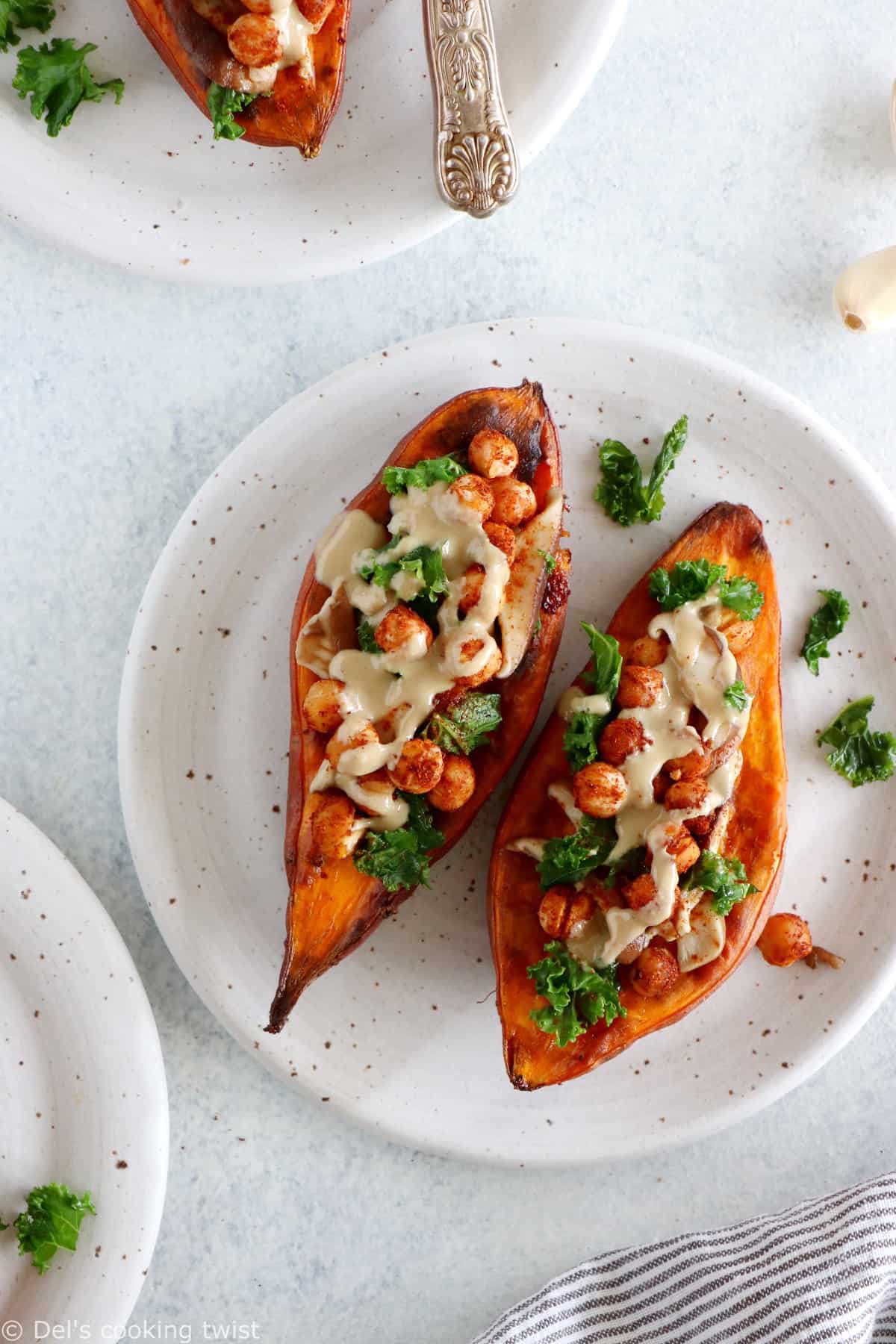 Ces patates douces farcies aux pois chiches, chou kale et champignons constituent un plat végétarien sain et complet pour le diner. Réhaussez le tout d'une sauce citron et tahini, et le tour est joué.