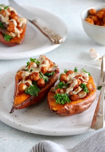 Ces patates douces farcies aux pois chiches, chou kale et champignons constituent un plat végétarien sain et complet pour le diner. Réhaussez le tout d'une sauce citron et tahini, et le tour est joué.