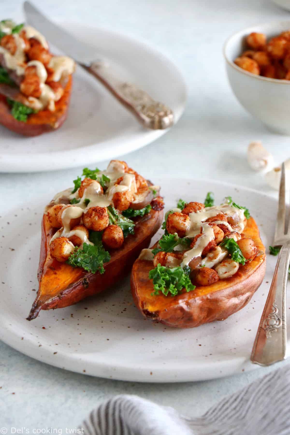 Ces patates douces farcies aux pois chiches, chou kale et champignons constituent un plat végétarien sain et complet pour le diner. Réhaussez le tout d'une sauce citron et tahini, et le tour est joué.