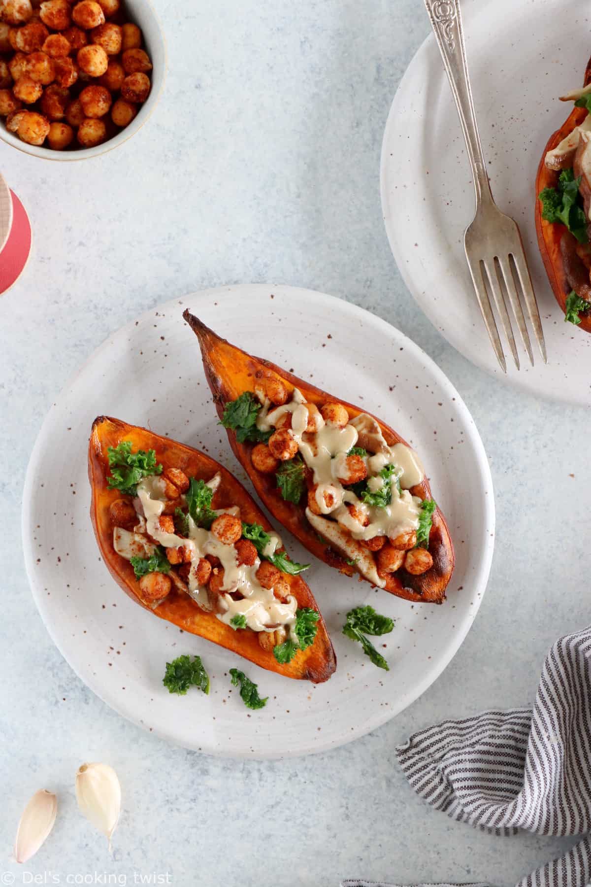 Ces patates douces farcies aux pois chiches, chou kale et champignons constituent un plat végétarien sain et complet pour le diner. Réhaussez le tout d'une sauce citron et tahini, et le tour est joué.