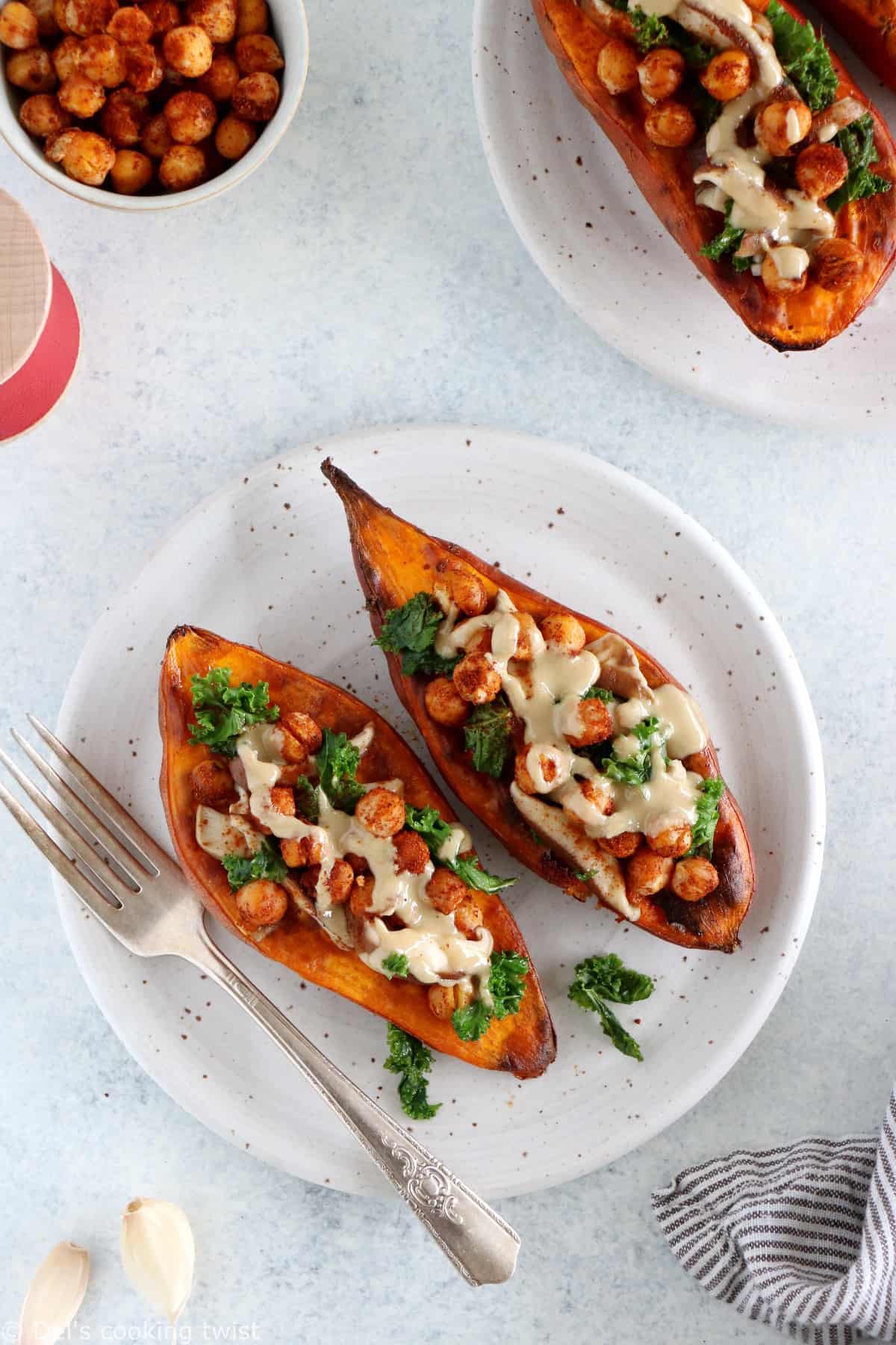 Ces patates douces farcies aux pois chiches, chou kale et champignons constituent un plat végétarien sain et complet pour le diner. Réhaussez le tout d'une sauce citron et tahini, et le tour est joué.