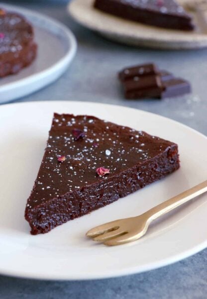 Ce fondant au chocolat est une valeur s&ucirc;re, une recette qui me suit depuis plus de 15 ans et qui fait toujours le plus grand effet aupr&egrave;s des f&eacute;rus de chocolat noir.