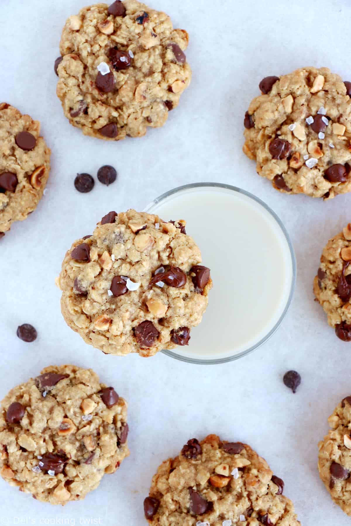 Ils feront des heureux au goûter : des cookies à l'avoine, au chocolat et aux noisettes, à la fois souples et légèrement croquants.