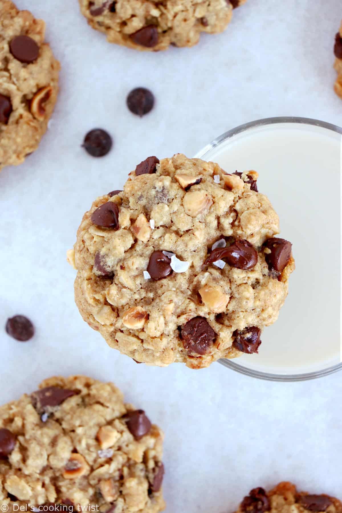 Ils feront des heureux au goûter : des cookies à l'avoine, au chocolat et aux noisettes, à la fois souples et légèrement croquants.