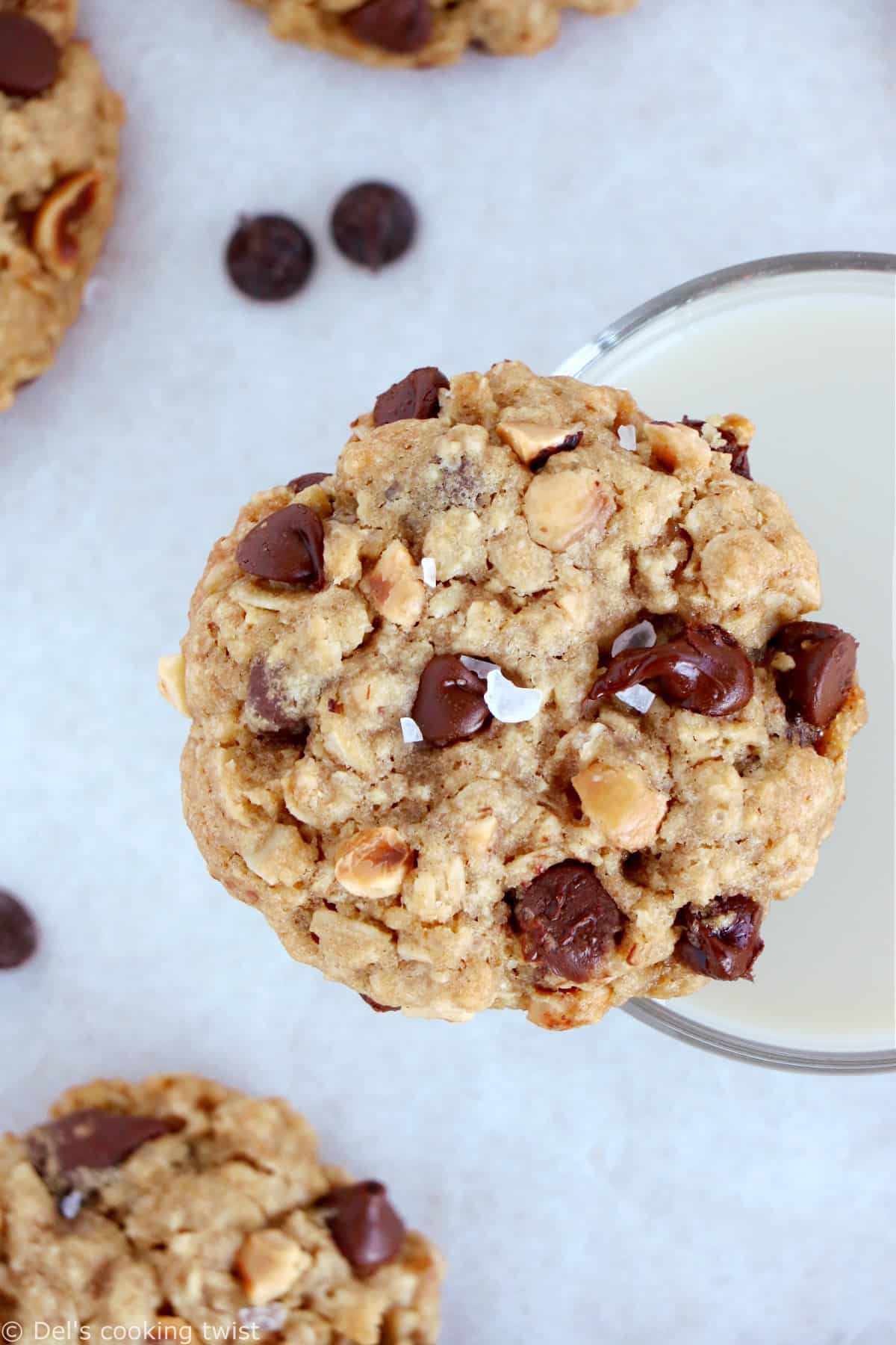 Ils feront des heureux au goûter : des cookies à l'avoine, au chocolat et aux noisettes, à la fois souples et légèrement croquants.