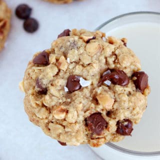 Ils feront des heureux au goûter : des cookies à l'avoine, au chocolat et aux noisettes, à la fois souples et légèrement croquants.