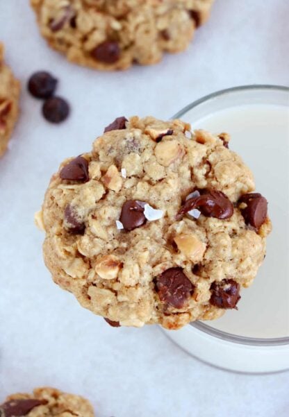 Ils feront des heureux au goûter : des cookies à l'avoine, au chocolat et aux noisettes, à la fois souples et légèrement croquants.