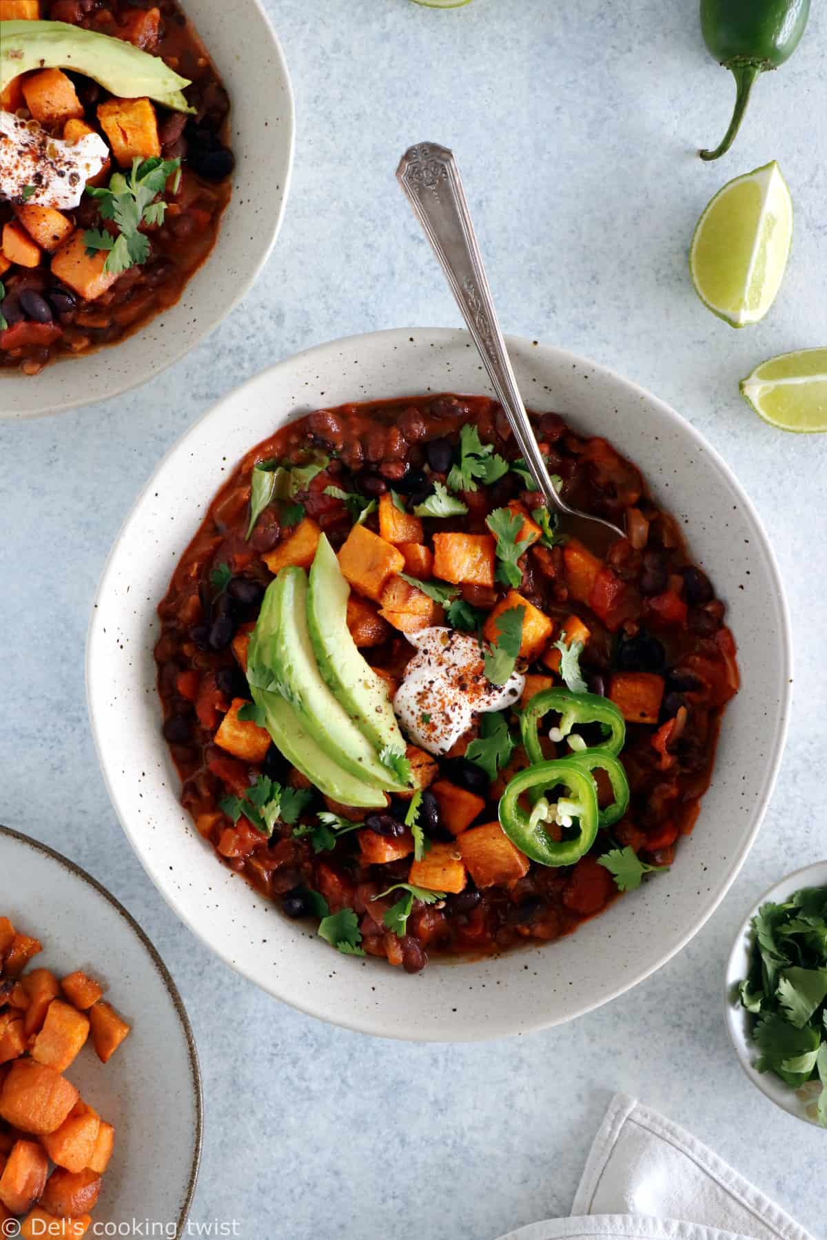 Ce chili entièrement vegan avec des patates douces est un plat sain, savoureux et délicieusement parfumé. Riche en fibres et en protéines végétales, ce chili vous réchauffera de ses épices tout au long des longues soirées d'automne et d'hiver.
