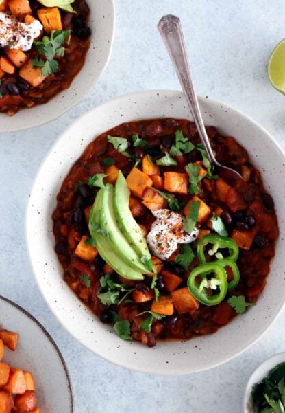 This healthy vegan sweet potato chili with black beans is incredibly easy to prepare and packed with some delicious warm, hearty flavors. It makes a wholesome vegan meal for those chilly days ahead.