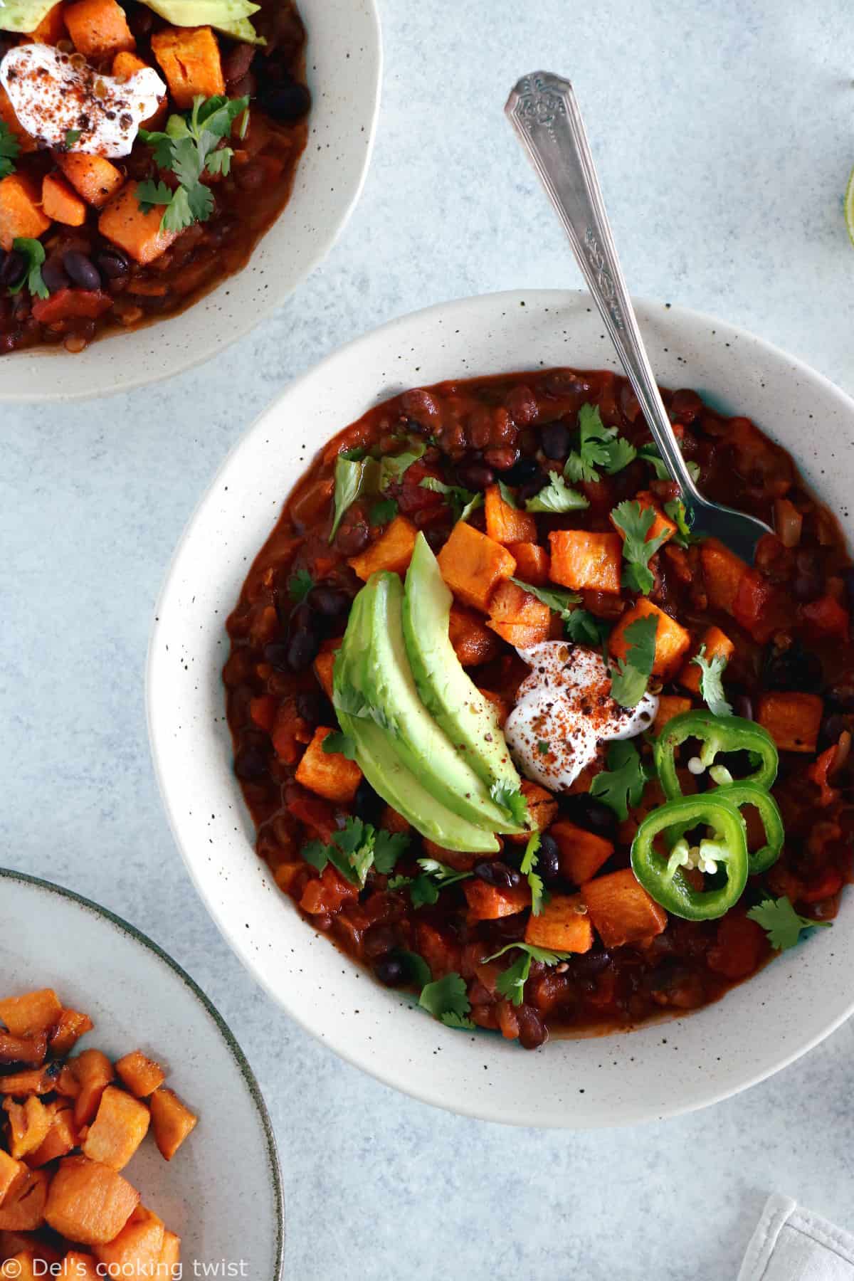 Ce chili entièrement vegan avec des patates douces est un plat sain, savoureux et délicieusement parfumé. Riche en fibres et en protéines végétales, ce chili vous réchauffera de ses épices tout au long des longues soirées d'automne et d'hiver.