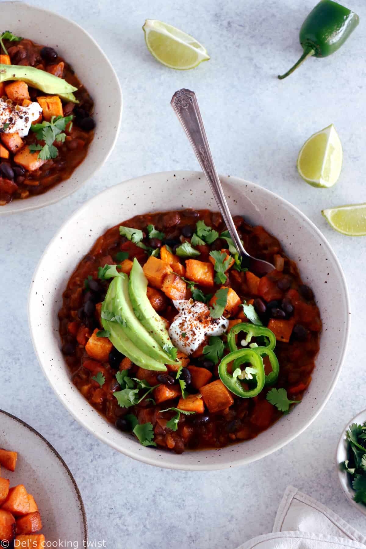Ce chili entièrement vegan avec des patates douces est un plat sain, savoureux et délicieusement parfumé. Riche en fibres et en protéines végétales, ce chili vous réchauffera de ses épices tout au long des longues soirées d'automne et d'hiver.