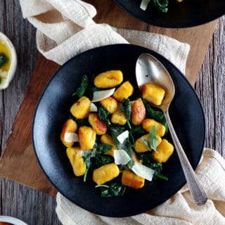 De délicieux gnocchis à la courge réalisés maison et sans effort grâce à mon tutoriel étape par étape. Servi avec une sauce au beurre citronné et un peu de sauge fraîche, ce plat végétarien impressionne à chaque fois.