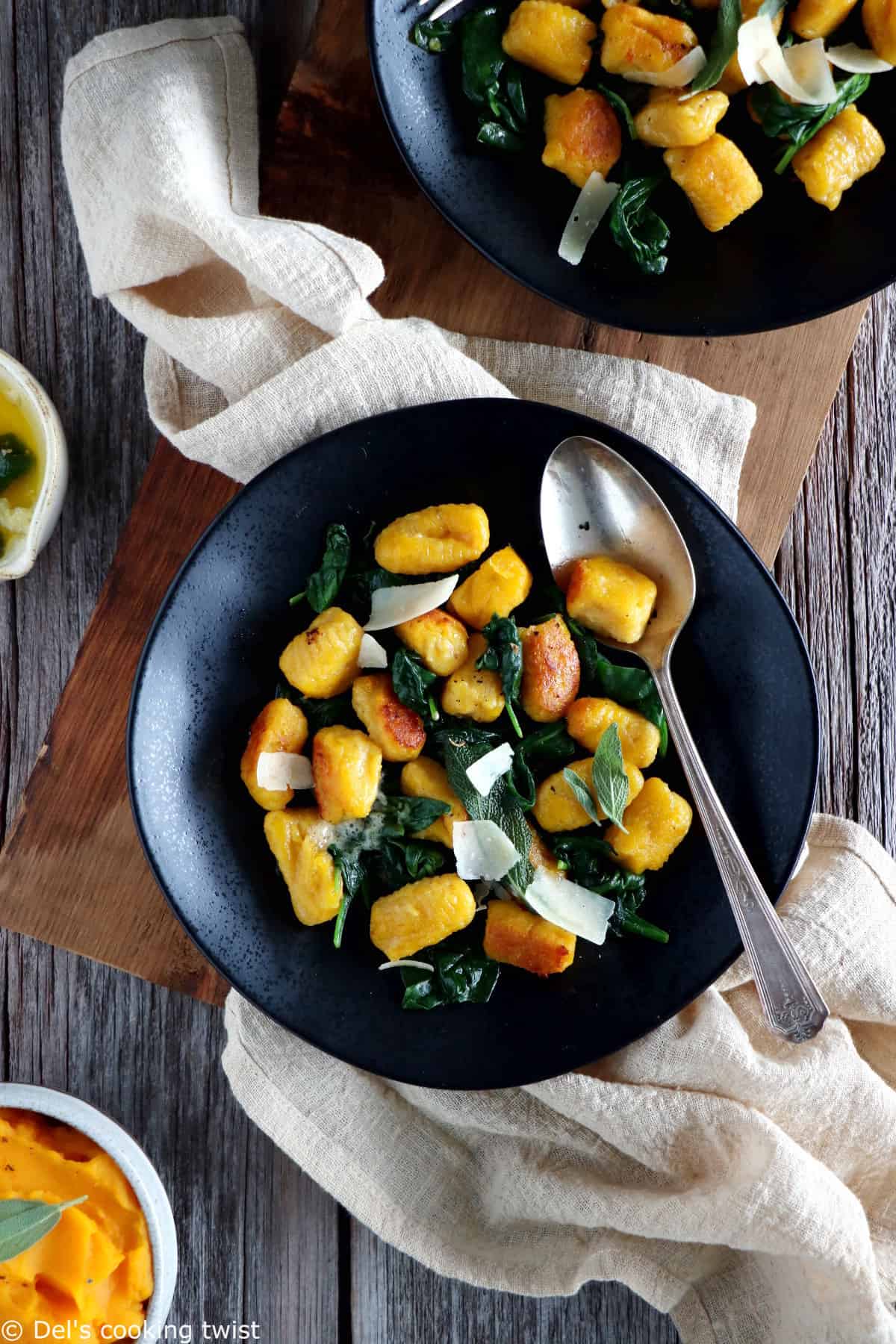 De délicieux gnocchis à la courge réalisés maison et sans effort grâce à mon tutoriel étape par étape. Servi avec une sauce au beurre citronné et un peu de sauge fraîche, ce plat végétarien impressionne à chaque fois.