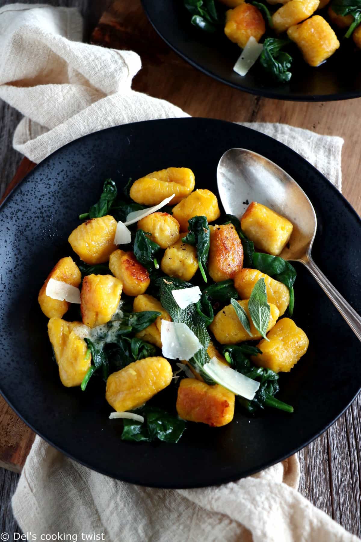De délicieux gnocchis à la courge réalisés maison et sans effort grâce à mon tutoriel étape par étape. Servi avec une sauce au beurre citronné et un peu de sauge fraîche, ce plat végétarien impressionne à chaque fois.