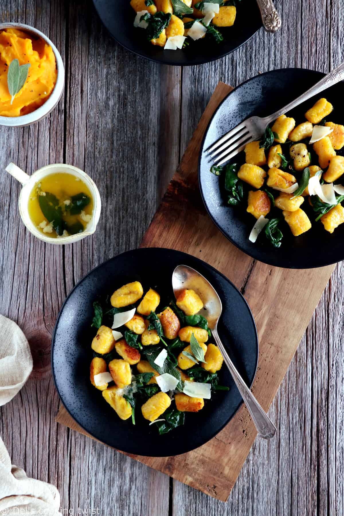 De délicieux gnocchis à la courge réalisés maison et sans effort grâce à mon tutoriel étape par étape. Servi avec une sauce au beurre citronné et un peu de sauge fraîche, ce plat végétarien impressionne à chaque fois.