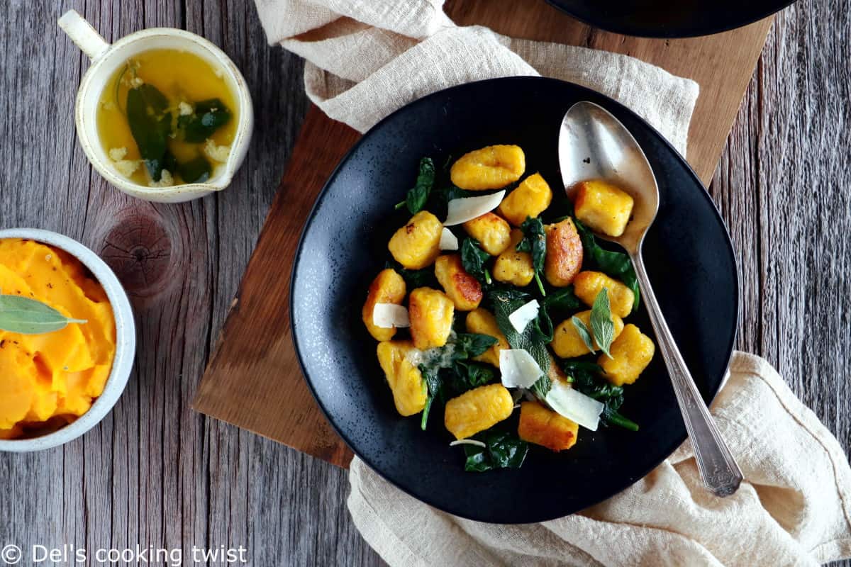 De délicieux gnocchis à la courge réalisés maison et sans effort grâce à mon tutoriel étape par étape. Servi avec une sauce au beurre citronné et un peu de sauge fraîche, ce plat végétarien impressionne à chaque fois.