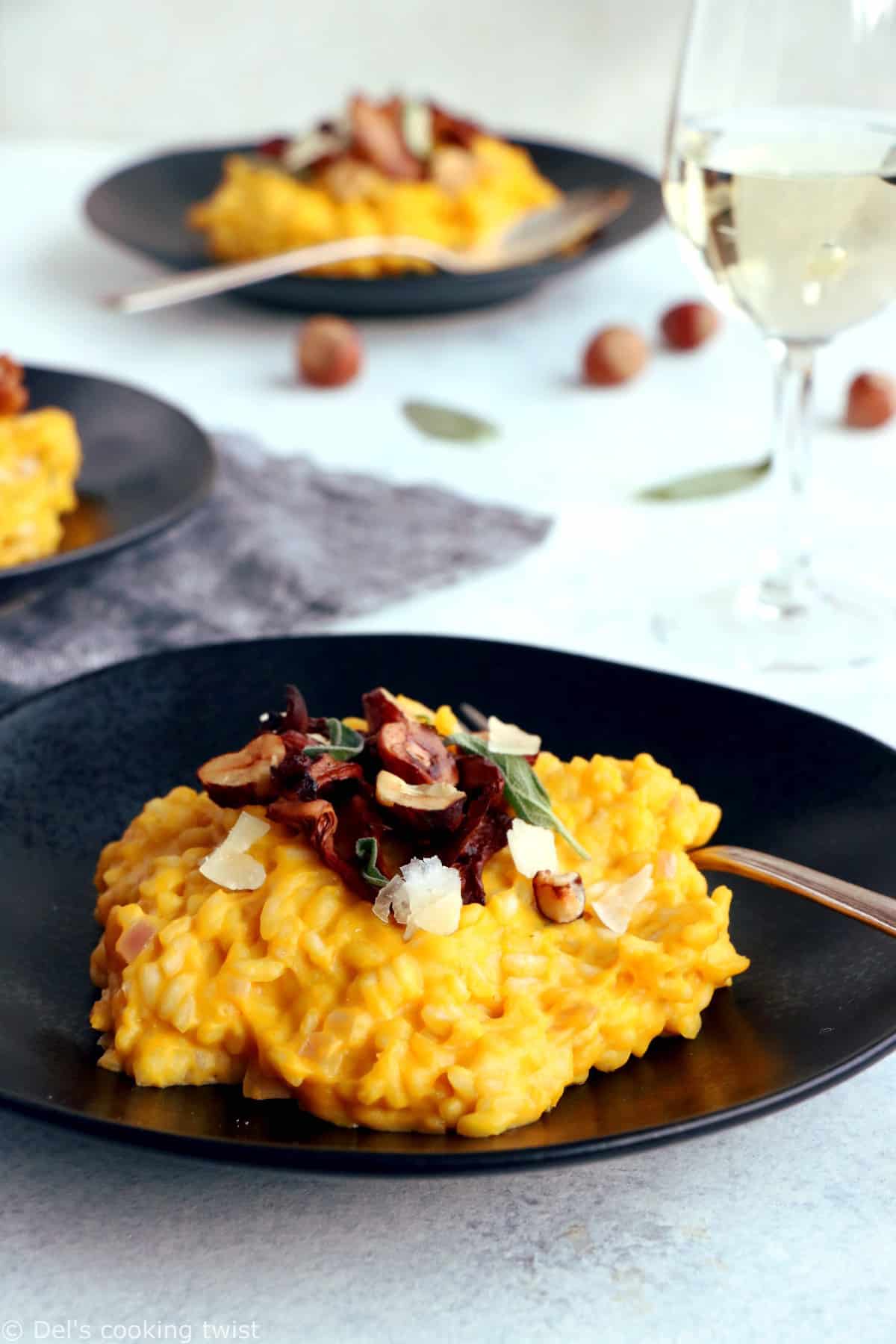 Ce risotto à la courge est une recette toute douce, facile à préparer et qui fleure bon l'automne. Servez tel quel avec un peu de sauge fraîche, ou bien faîtes-en un plat d'élégance pour les fêtes en le réhaussant de chanterelles et de noisettes, le tout accompagné d'un verre de vin blanc sec.