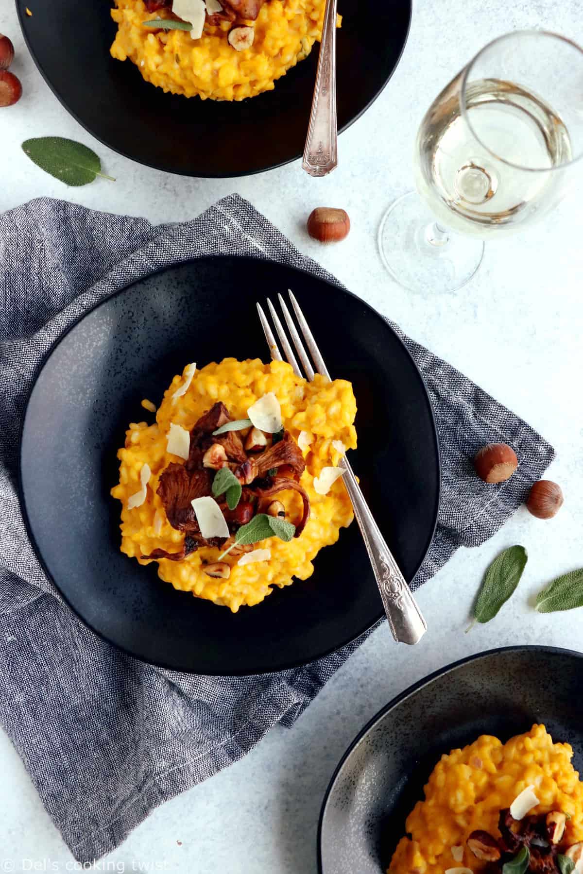 Ce risotto à la courge est une recette toute douce, facile à préparer et qui fleure bon l'automne. Servez tel quel avec un peu de sauge fraîche, ou bien faîtes-en un plat d'élégance pour les fêtes en le réhaussant de chanterelles et de noisettes, le tout accompagné d'un verre de vin blanc sec.