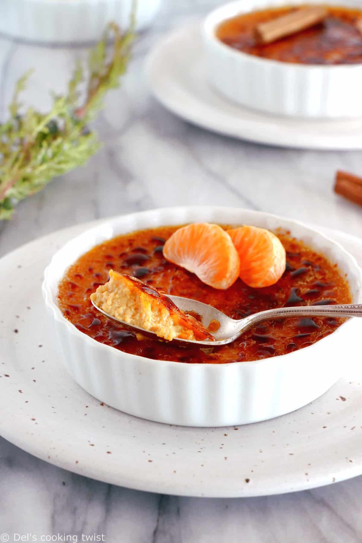 Testez ma crème brûlée à la citrouille, un dessert original, onctueux et crémeux à souhait. Réalisé avec de la citrouille et des épices chaudes, on y retrouve cette fameuse couche caramélisée par-dessus.