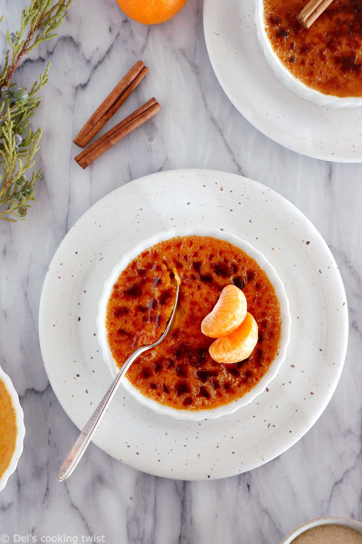 Testez ma crème brûlée à la citrouille, un dessert original, onctueux et crémeux à souhait. Réalisé avec de la citrouille et des épices chaudes, on y retrouve cette fameuse couche caramélisée par-dessus.