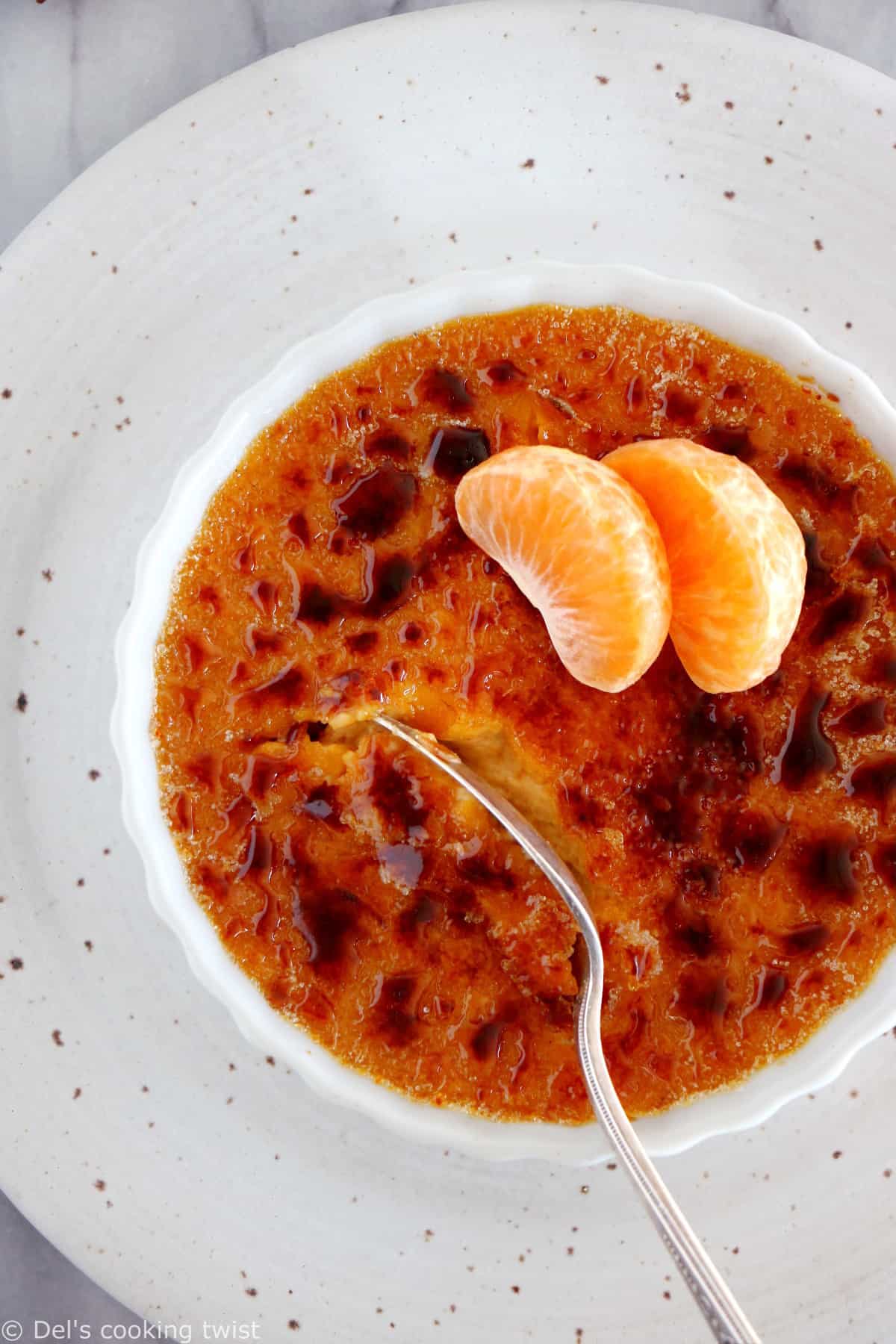 Testez ma crème brûlée à la citrouille, un dessert original, onctueux et crémeux à souhait. Réalisé avec de la citrouille et des épices chaudes, on y retrouve cette fameuse couche caramélisée par-dessus.