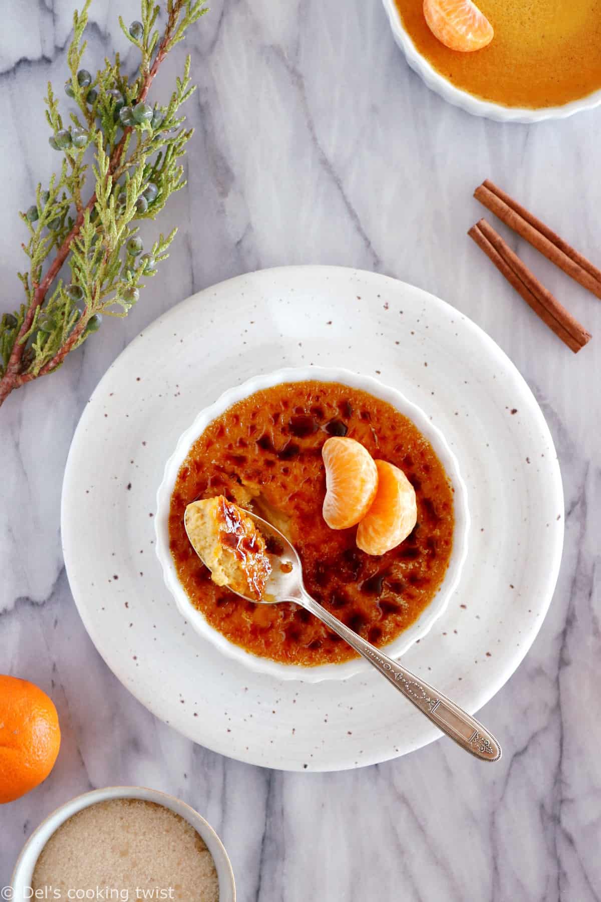 Testez ma crème brûlée à la citrouille, un dessert original, onctueux et crémeux à souhait. Réalisé avec de la citrouille et des épices chaudes, on y retrouve cette fameuse couche caramélisée par-dessus.